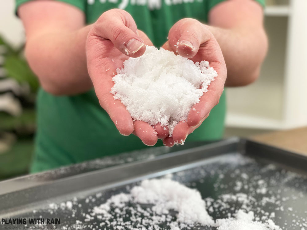 Pour water on the diaper snow powder